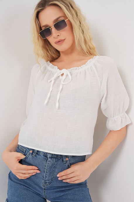 Big Dart Texturierte Cropped-Bluse mit Boot-Ausschnitt und Pompom-Detail - Weiß - Image 3