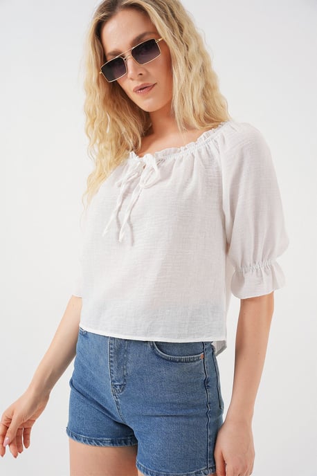 Big Dart Texturierte Cropped-Bluse mit Boot-Ausschnitt und Pompom-Detail - Weiß - Image 4