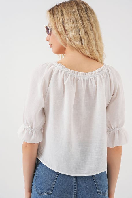 Big Dart Texturierte Cropped-Bluse mit Boot-Ausschnitt und Pompom-Detail - Weiß - Image 6