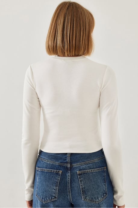T-Shirt mit asymmetrischem Schnitt und Knopfdetail - Image 3