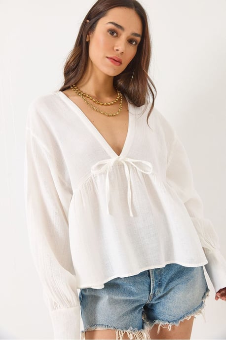 Strukturierte V-Ausschnitt-Crop-Bluse mit Schleife - Image 1