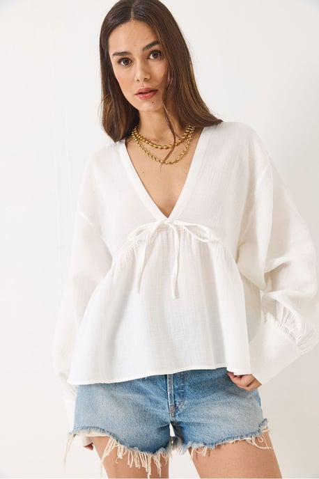 Strukturierte V-Ausschnitt-Crop-Bluse mit Schleife - Image 3