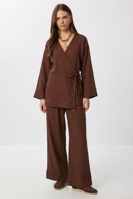 Hochgeschnittene Weite Beinen Hose & V-Ausschnitt Bluse mit Schlaufen Detail Koord-Set - Image 2