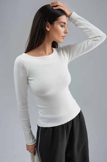 Schmal geschnittene, gerippte Bluse mit Bootsausschnitt - Image 2