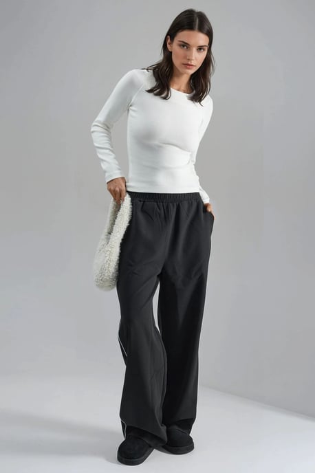 Schmal geschnittene, gerippte Bluse mit Bootsausschnitt - Image 4