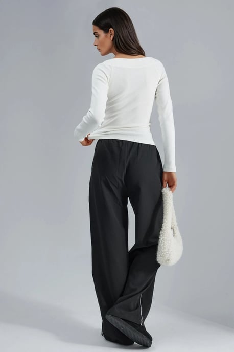 Schmal geschnittene, gerippte Bluse mit Bootsausschnitt - Image 5