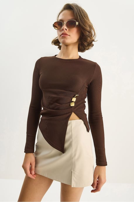 Bluse mit Rundhalsausschnitt und langen Ärmeln mit Zubehördetails - Image 3