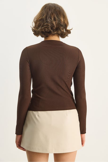 Bluse mit Rundhalsausschnitt und langen Ärmeln mit Zubehördetails - Image 4