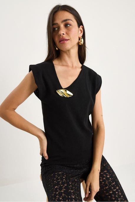 Texturierte V-Ausschnitt ärmellose Bluse mit Accessoire-Detail - Image 2