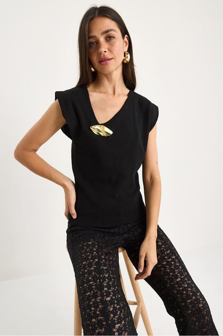 Texturierte V-Ausschnitt ärmellose Bluse mit Accessoire-Detail - Image 3