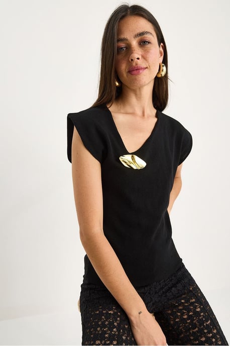 Texturierte V-Ausschnitt ärmellose Bluse mit Accessoire-Detail - Image 4