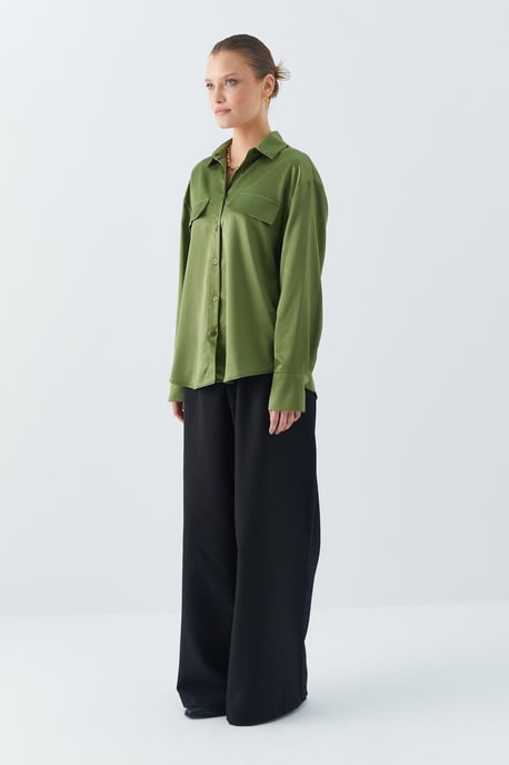 Satin-Hemd mit Knopfleiste und TaschenDETAIL - Image 2