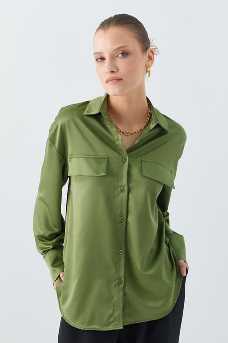Satin-Hemd mit Knopfleiste und TaschenDETAIL - Image 3