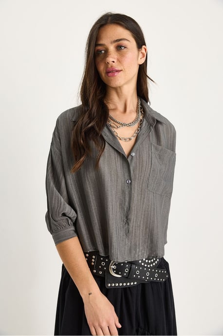 Texturiertes gestreiftes Cropped-Shirt mit Knopfverschluss und Tasche - Image 4