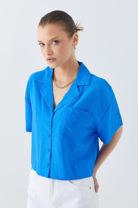 Lässiges Button-Up Cropped Shirt mit Tasche - Image 3