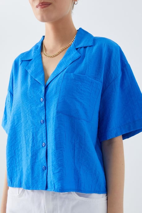 Lässiges Button-Up Cropped Shirt mit Tasche - Image 4