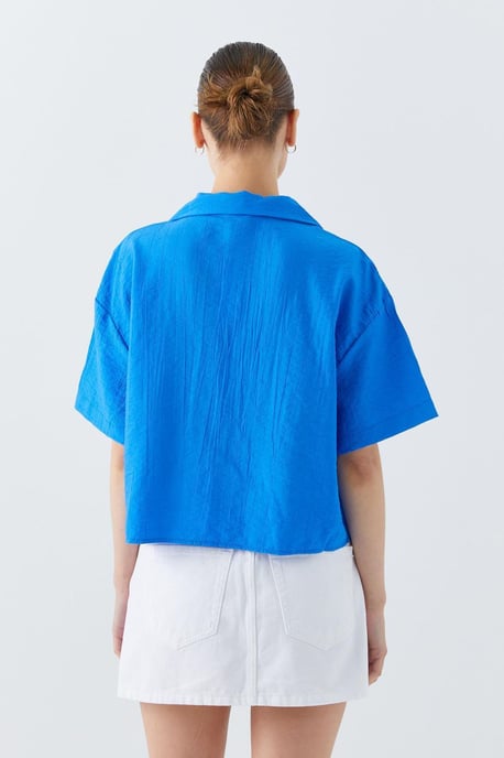 Lässiges Button-Up Cropped Shirt mit Tasche - Image 6