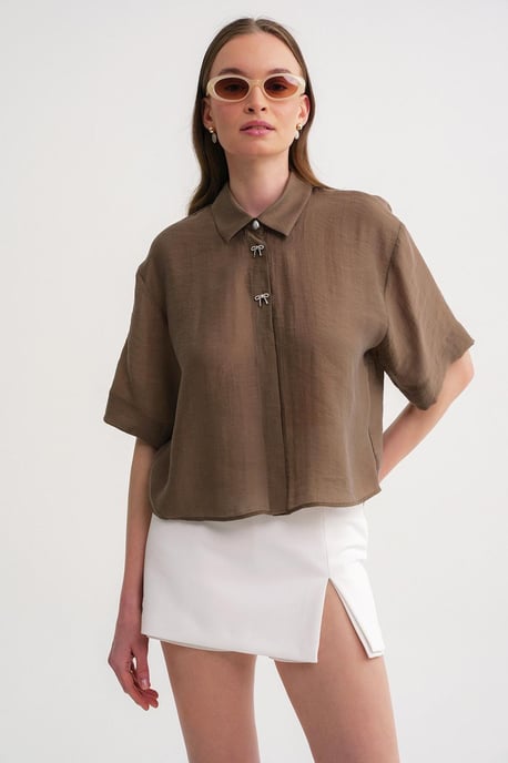 Kurzarm-Crop-Shirt mit Stein-Accessoires - Image 3