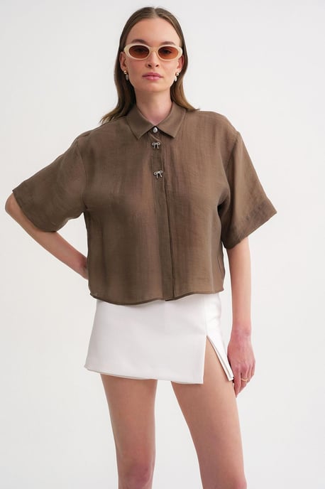 Kurzarm-Crop-Shirt mit Stein-Accessoires - Image 4