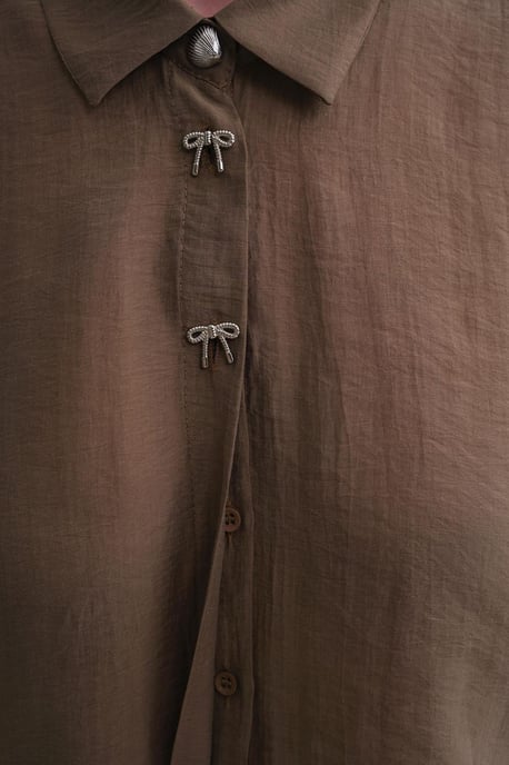 Kurzarm-Crop-Shirt mit Stein-Accessoires - Image 5