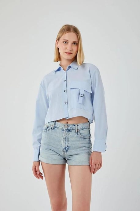 Gekürztes Popeline-Shirt mit Taschen-Detail - Image 2