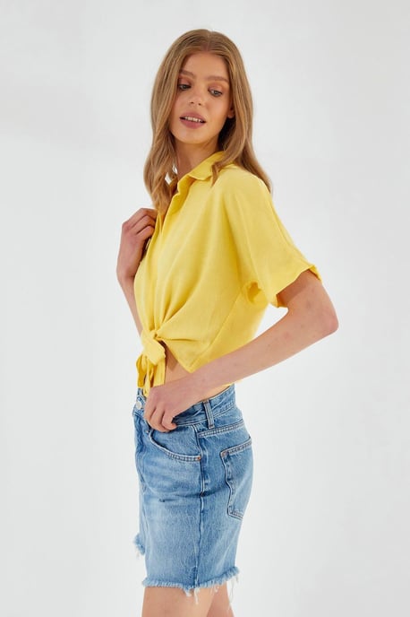 V-Ausschnitt mit Krawattenverschluss Slim Fit Crop-Shirt - Image 2