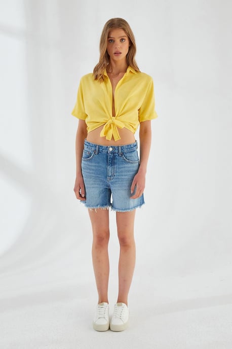 V-Ausschnitt mit Krawattenverschluss Slim Fit Crop-Shirt - Image 3