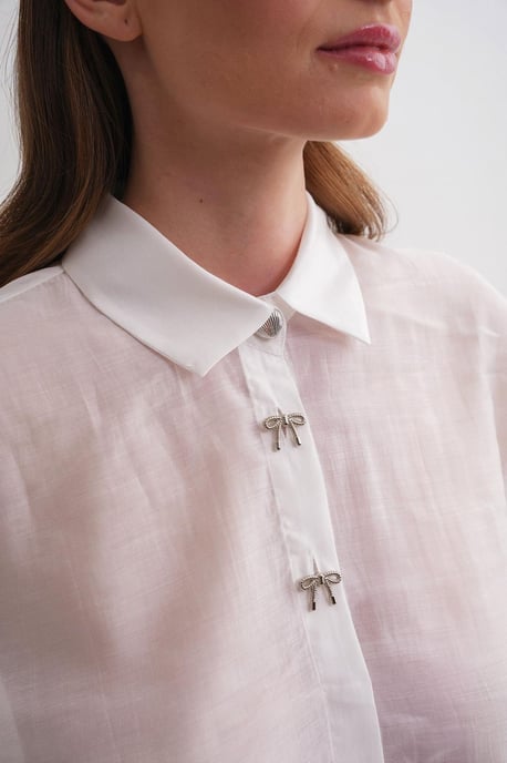 Kurzärmliges Crop-Shirt mit Stein-Accessoires - Image 4