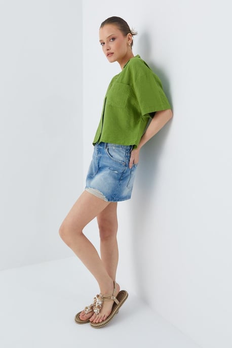 Lässiges Crop-Shirt mit Knopfleiste und Tasche - Image 2