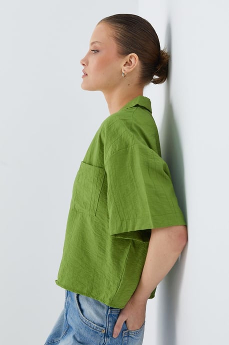 Lässiges Crop-Shirt mit Knopfleiste und Tasche - Image 3