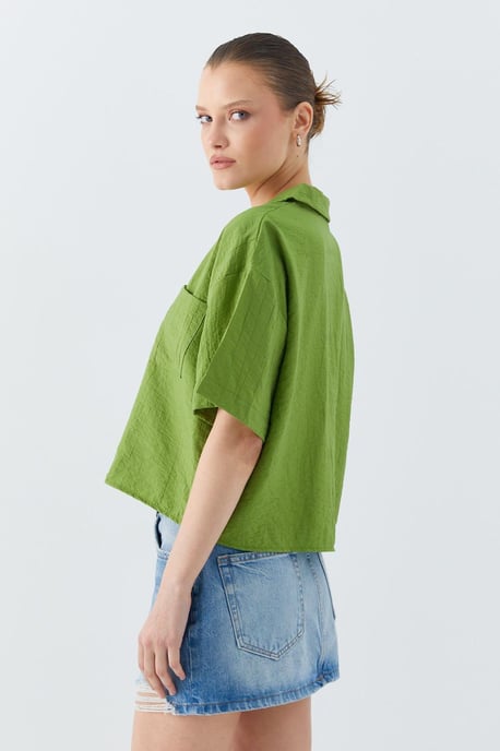 Lässiges Crop-Shirt mit Knopfleiste und Tasche - Image 5