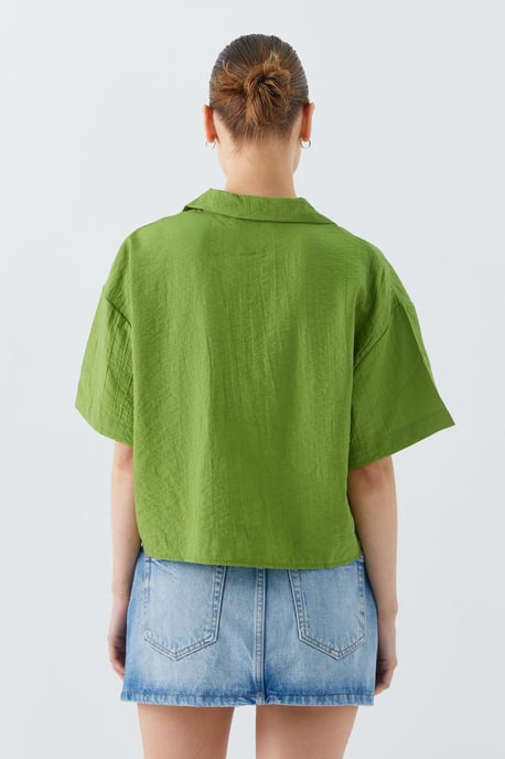 Lässiges Crop-Shirt mit Knopfleiste und Tasche - Image 6