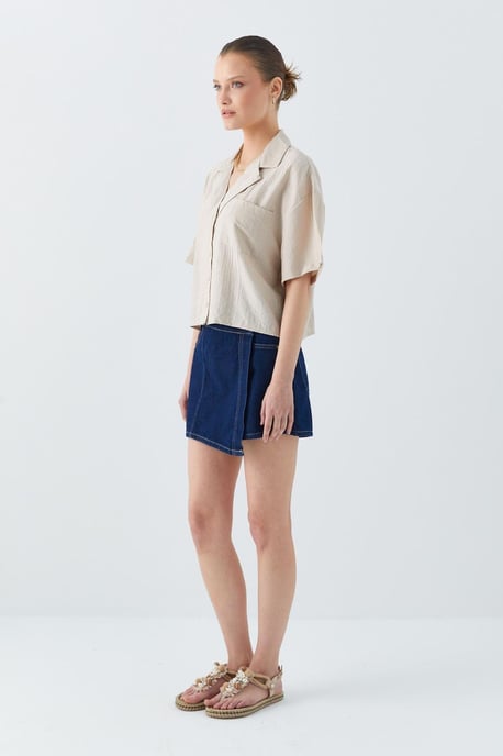 Lässig geschnittenes Button-Up Cropped-Shirt mit Tasche - Image 2