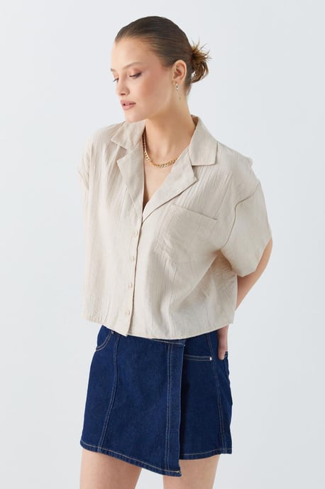 Lässig geschnittenes Button-Up Cropped-Shirt mit Tasche - Image 3