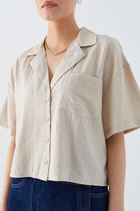Lässig geschnittenes Button-Up Cropped-Shirt mit Tasche - Image 4