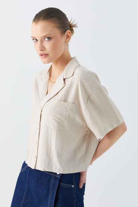 Lässig geschnittenes Button-Up Cropped-Shirt mit Tasche - Image 5