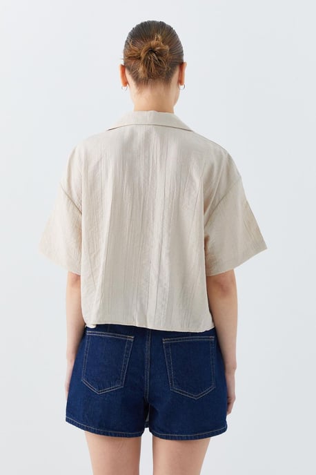 Lässig geschnittenes Button-Up Cropped-Shirt mit Tasche - Image 6