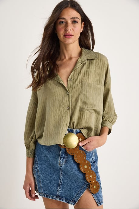 Strukturierter gestreifter Cropped Shirt mit Knopfverschluss und Tasche - Image 2