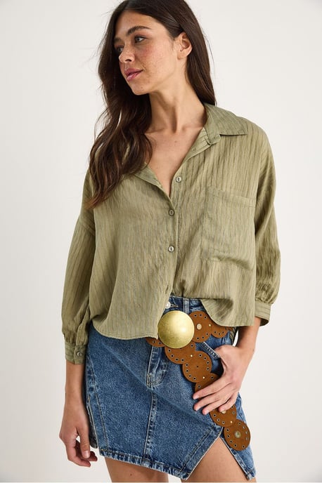 Strukturierter gestreifter Cropped Shirt mit Knopfverschluss und Tasche - Image 3