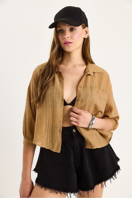 Texturierte gestreifte Cropped-Bluse mit Knopfverschluss und Tasche - Image 2