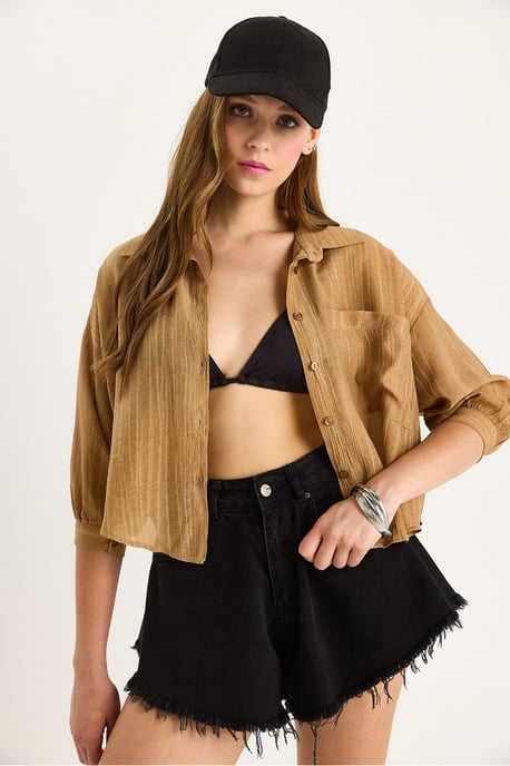 Texturierte gestreifte Cropped-Bluse mit Knopfverschluss und Tasche - Image 3