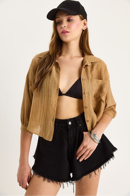Texturierte gestreifte Cropped-Bluse mit Knopfverschluss und Tasche - Image 4