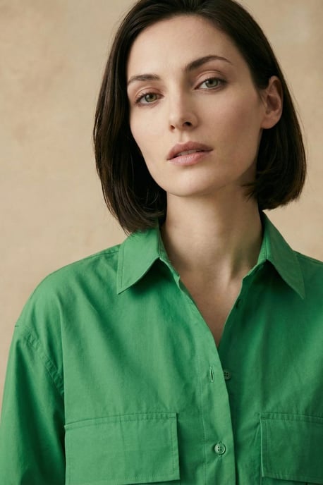 Verschlusslose kurz geschnittene Hemdbluse mit Tasche - Image 5