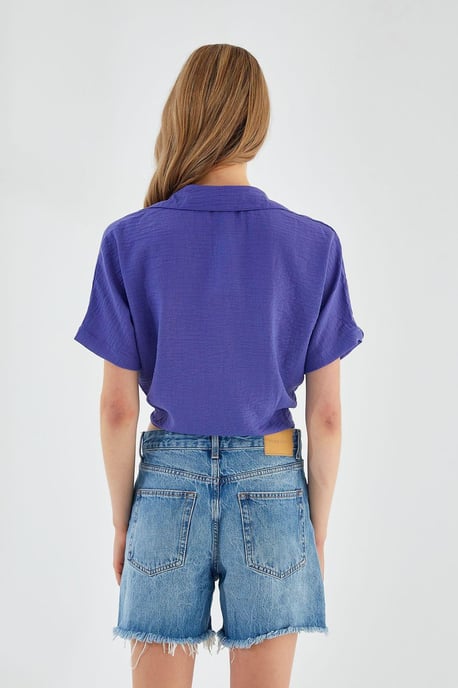 V-Ausschnitt mit Bindeband Slim Fit Crop Shirt - Image 6