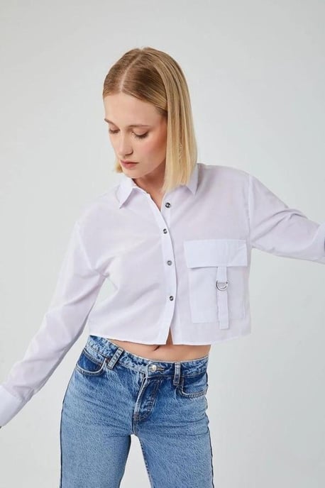 Gekürztes Popeline-Shirt mit Taschendetails - Image 2