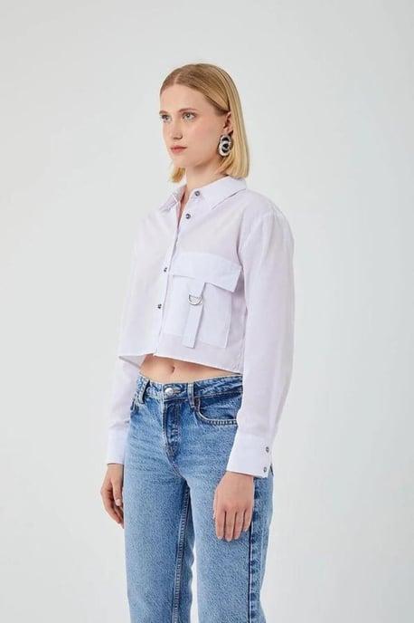 Gekürztes Popeline-Shirt mit Taschendetails - Image 4