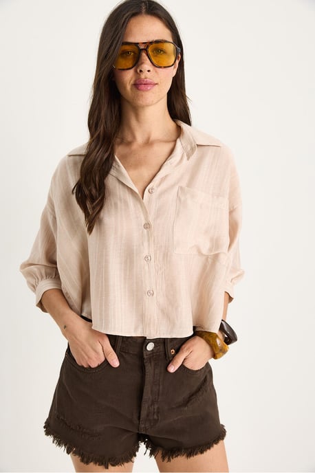 Gestreiftes, texturiertes Cropped-Shirt mit Knopfverschluss und Tasche - Image 2