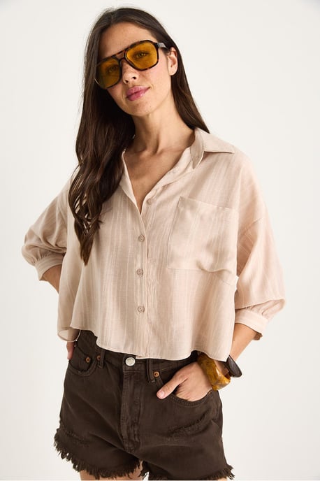 Gestreiftes, texturiertes Cropped-Shirt mit Knopfverschluss und Tasche - Image 3
