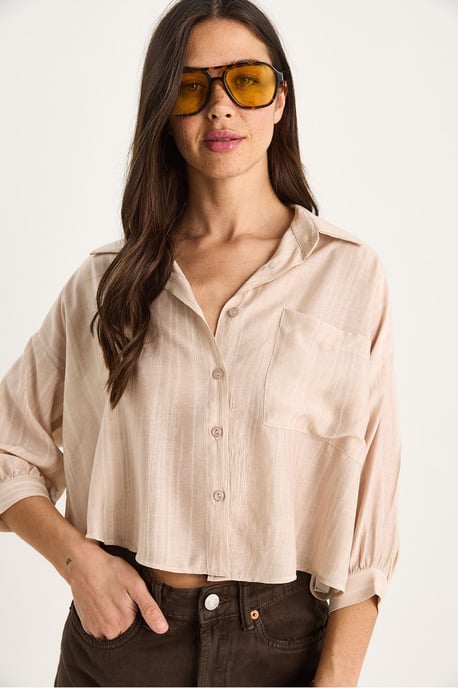 Gestreiftes, texturiertes Cropped-Shirt mit Knopfverschluss und Tasche - Image 4