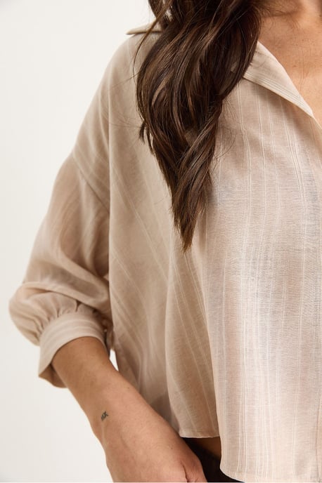 Gestreiftes, texturiertes Cropped-Shirt mit Knopfverschluss und Tasche - Image 5